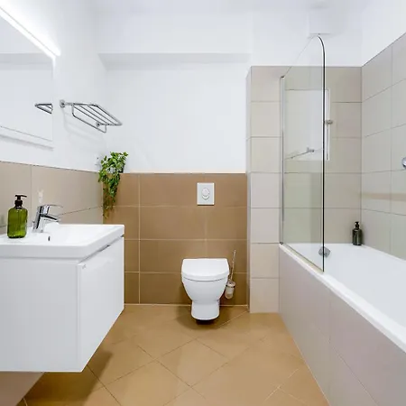 Urban White Oasis In Centre Apartment