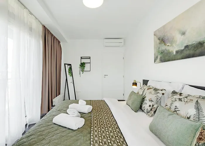 Urban White Oasis In Centre Apartment